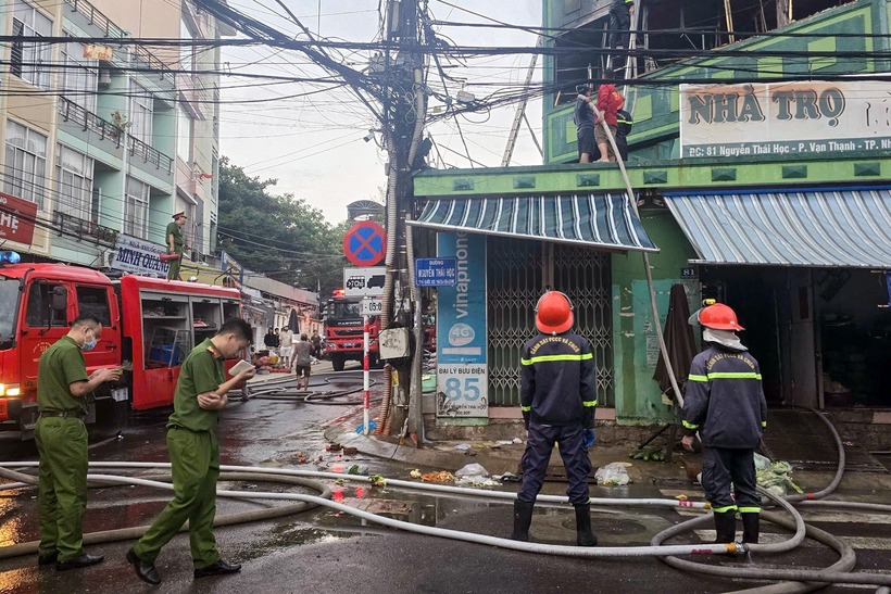 Cảnh sát chữa cháy được huy động đến hiện trường khống chế đám cháy. Ảnh: VietNamnet