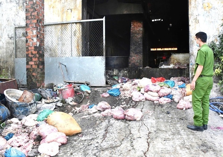 Theo thông tin ban đầu, lực lượng chức năng của xã đã kiểm tra đột xuất cơ sở chế biến mỡ động vật tại thôn Phú Sơn Nam (xã Hòa Tiến). Cơ sở này do một người đàn ông trú xã Xuân Phú (TP.Đà Nẵng) làm chủ. (Ảnh: Tuổi trẻ)
