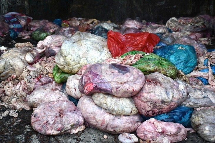 Tại hiện trường, có 3 lao động đang trực tiếp chế biến mỡ động vật trong điều kiện không đảm bảo vệ sinh an toàn thực phẩm. Công an xã Hòa Tiến đã phát hiện số lượng lớn mỡ nguyên liệu và thành phẩm, gồm khoảng 500kg mỡ động vật, 30 bao xác mỡ (loại 50kg), 80 bao mỡ thành phẩm. (Ảnh: Tuổi trẻ)