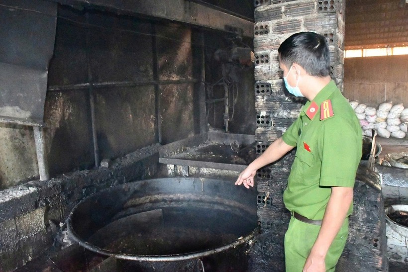 Công an phát hiện nhiều thiết bị sản xuất như máy xay, máy ép, nồi kim loại dung tích lớn và các dụng cụ nấu mỡ. (Ảnh: Dân Việt)