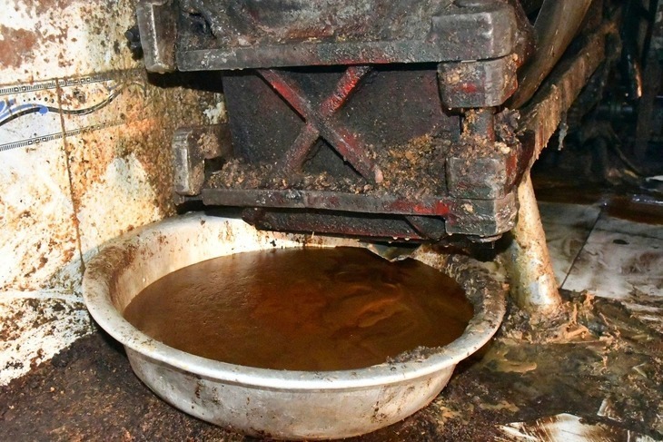 Theo Công an xã Hoà Tiến, cơ sở này nằm sâu trong khu vực nghĩa trang và hoạt động bất thường, gây khó khăn cho công tác mật phục, bắt quả tang. Lực lượng chức năng đã lập biên bản, tiến hành tiêu huỷ toàn bộ số mỡ vi phạm, tạm giữ tang vật và phương tiện liên quan để tiếp tục xác minh, xử lý theo quy định pháp luật. (Ảnh: Vietnam+)