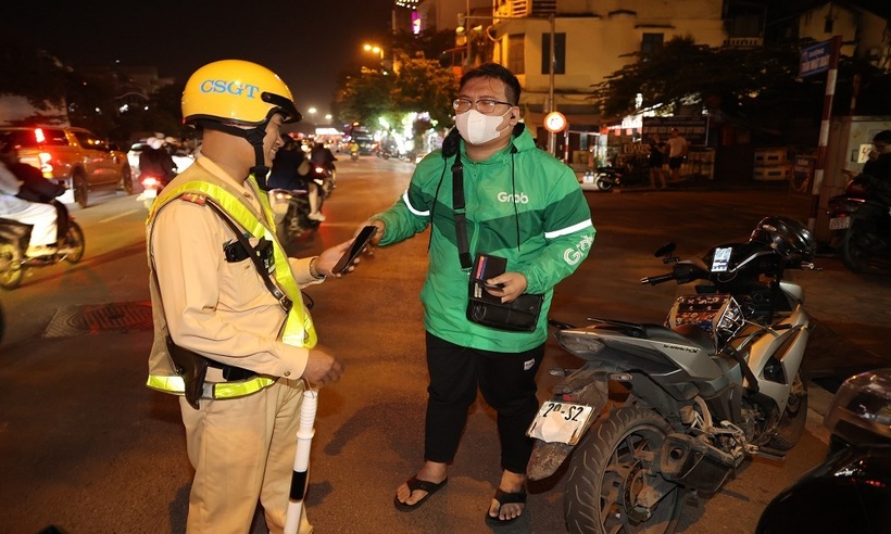 Nam shiper che biển bằng khẩu trang bị xử lý trên phố Trần Nhật Duật.