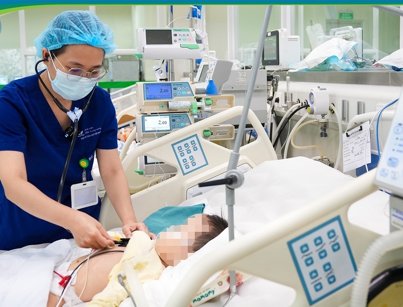 Bé trai nhập viện trong tình trạng &nbsp;khó thở, thở nhanh, tím tái, suy hô hấp nặng do uống nhầm dầu thắp đèn bàn thờ