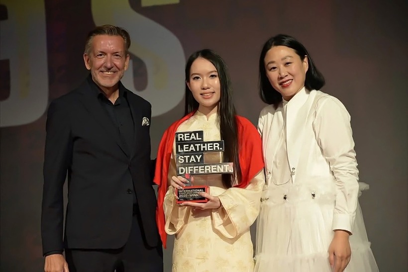Lan Anh (giữa) nhận cup ở cuộc thi Real Leather. Stay Different 2025, ngày 28/10. (Ảnh: VnExpress)