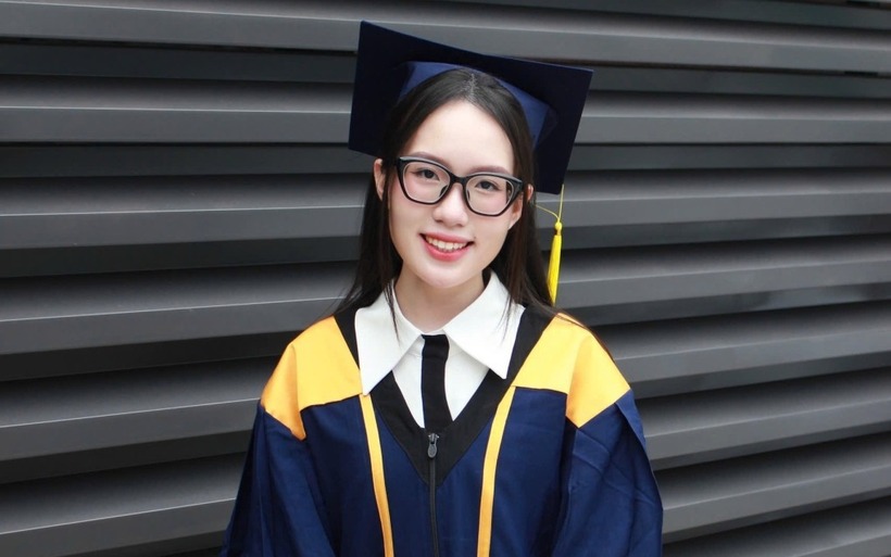 Lan Anh tốt nghiệp thủ khoa ngành Thiết kế thời trang, trường Đại học Hoa Sen, tháng 7. (Ảnh: VnExpress)