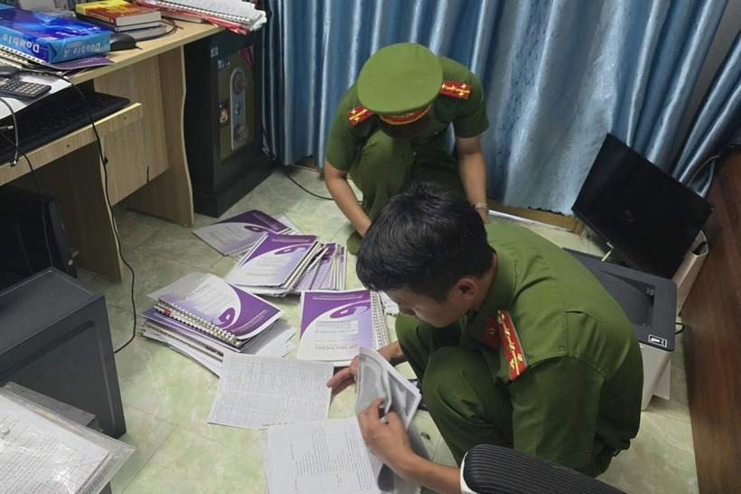 Công an khám xét nơi làm việc của các bị can. Ảnh: Dân trí