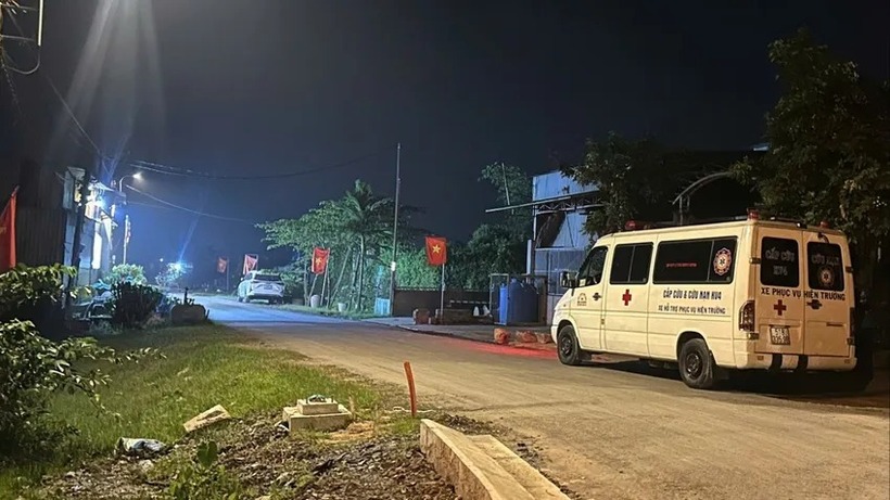 Xe cứu thương có mặt tại hiện trường vụ việc. (Ảnh: PLO)