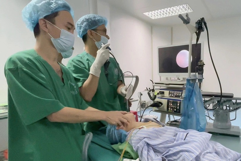 Các bác sĩ nội soi lấy dị vật ra ngoài. Ảnh: Dân Trí.