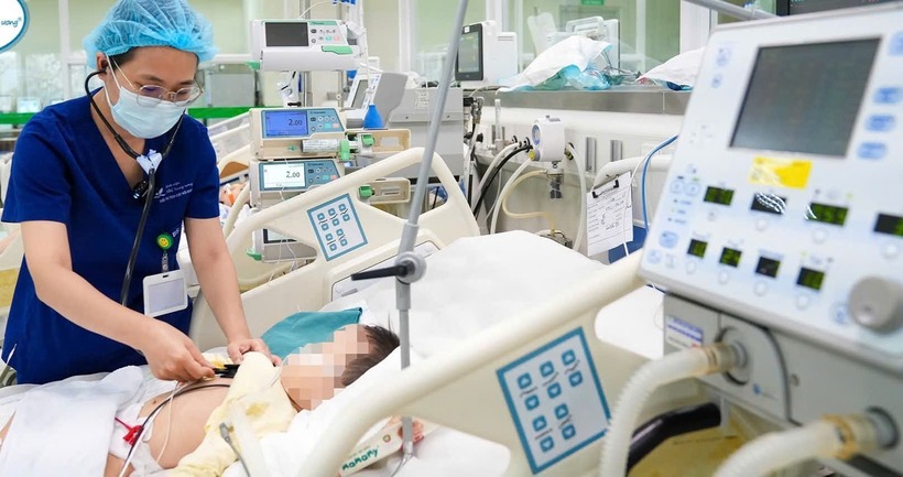 Bệnh nhi cấp cứu do uống nhầm dầu thắp đèn. Ảnh: Người Lao Động.