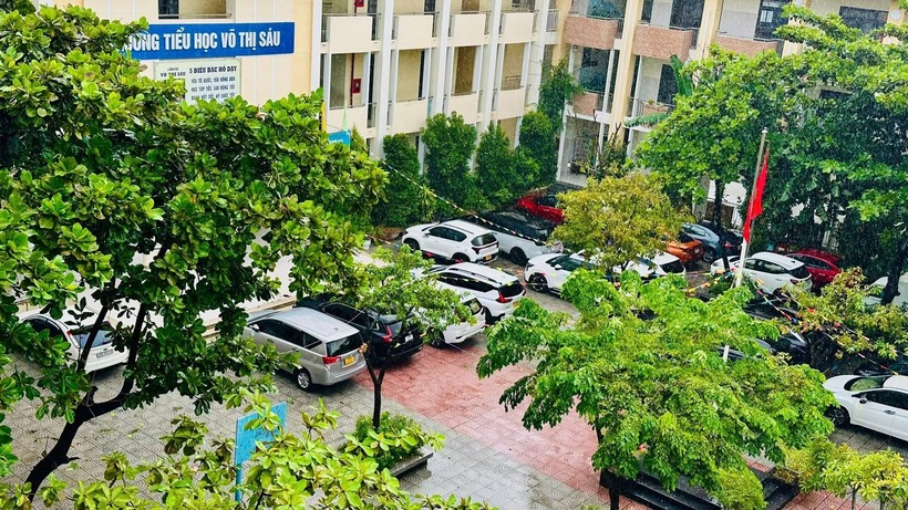 Cuối tháng 10, Trường Võ Thị Sáu mở cổng cho người dân đưa ô tô, xe máy vào gửi nhờ để tránh ngập. Ảnh: Sức khỏe & Đời sống