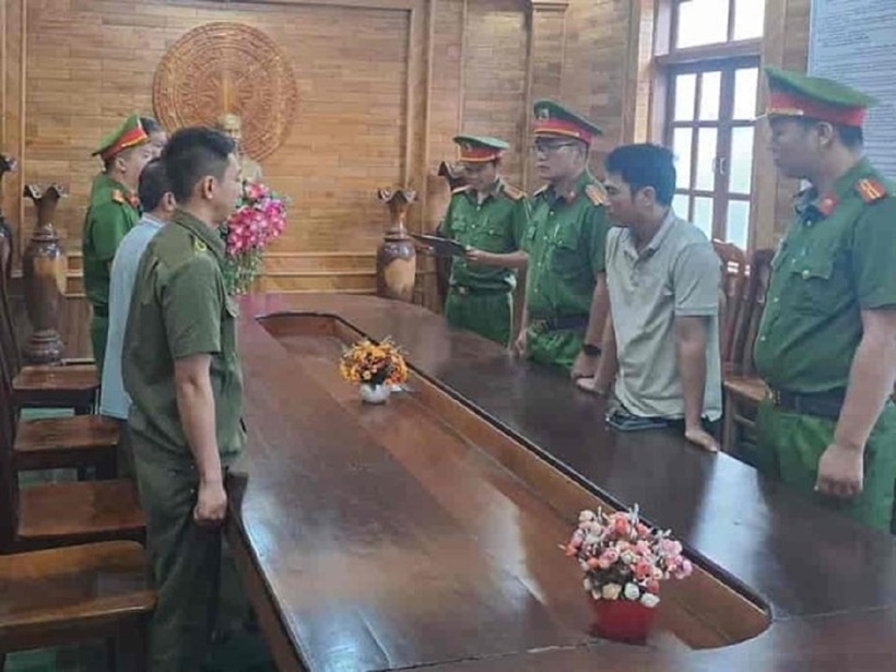 Cơ quan Công an đọc lệnh bắt tạm giam Phạm Tài Vụ (thứ 2 từ phải sang). Ảnh: Công an