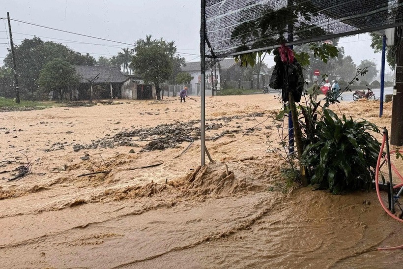 Nước lũ cuốn theo nhiều đất đá trôi xuống mặt đường Hồ Chí Minh nhánh Tây, đoạn qua địa bàn xã miền núi A Lưới, TP Huế&nbsp; Ảnh: Dân trí/Facebook Minh Nguyen