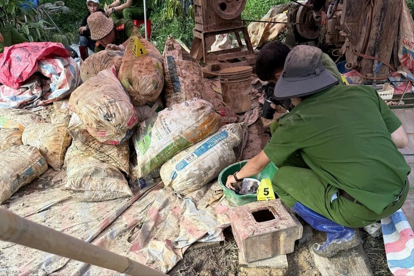 Hiện trường vụ khai thác vàng trái phép. Ảnh: Tiền Phong