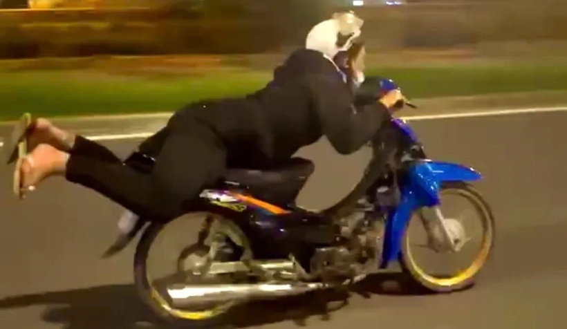 Thiếu niên "diễn xiếc" trên đường ở TP.HCM. Ảnh: PLO.