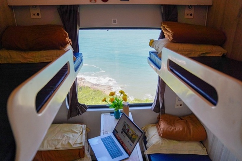 Có một hình thức du lịch tuy cũ mà chưa bao giờ lỗi thời, vẫn luôn mang trong mình một sức hấp dẫn kỳ lạ, đó chính là du lịch Việt Nam trên những chuyến tàu.