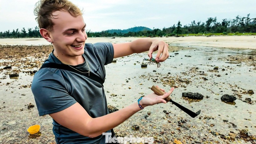 Khách Tây cười tươi như trẩy hội dù "mệt bở hơi tai" khi gặt lúa, cào ngao trên đảo ở Quảng Ninh - 5