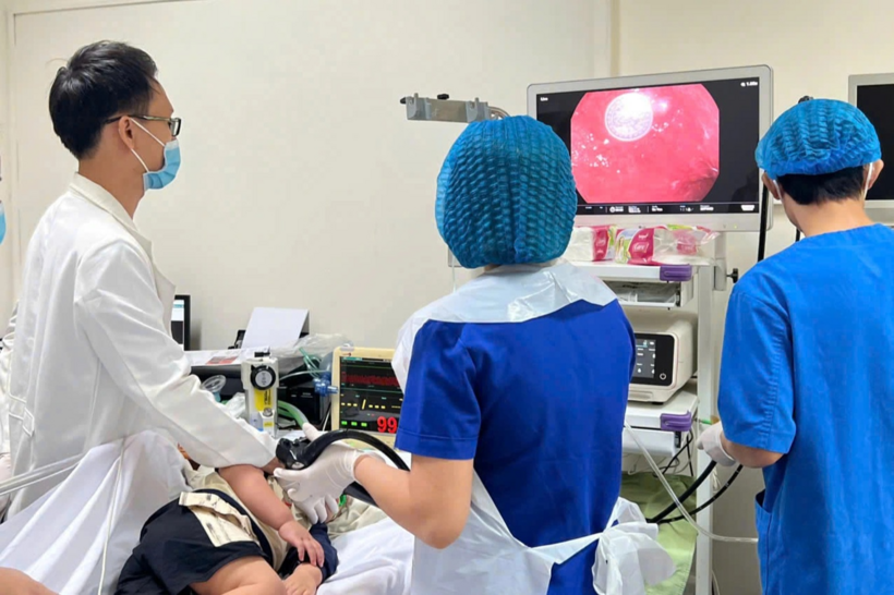 Các bác sĩ đã nội soi gây mê và gắp đồng xu cho bệnh nhi. Ảnh: Dân Trí.