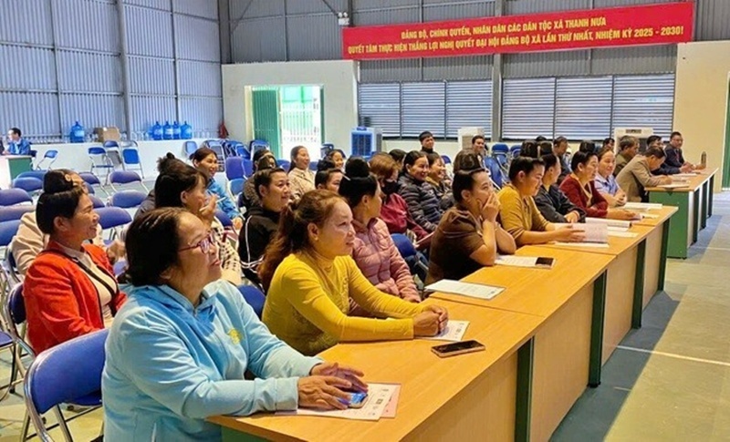 Hình ảnh những phụ nữ dân tộc thiểu số tại địa bàn xã Thanh Nưa (tỉnh Điện Biên) tham dự hội nghị tuyên truyền, phổ biến giáo dục pháp luật do Trung tâm Tư vấn pháp luật cho người nghèo và Phát triển cộng đồng tổ chức.