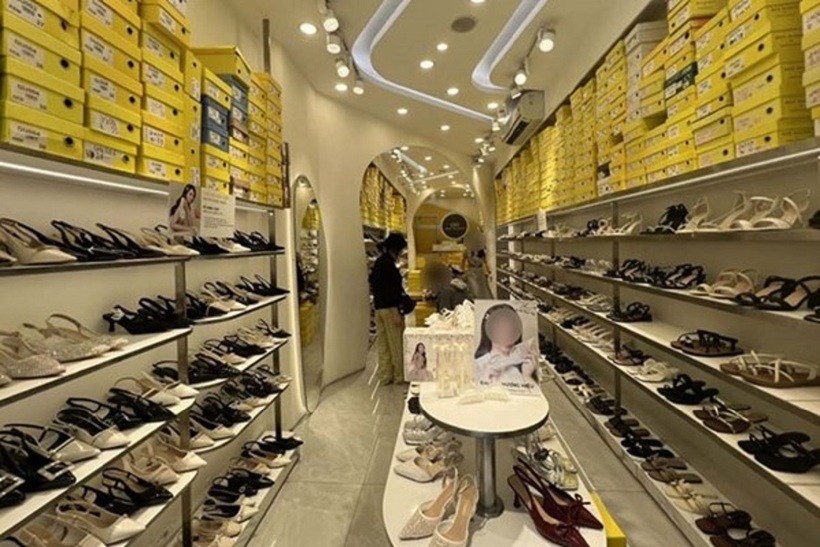 Cửa hàng kinh doanh giày dép bị lực lượng QLTT Hà Nội xử phạt. Ảnh: Thu Trang