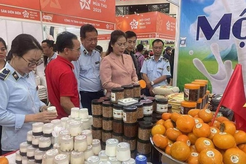 Lực lượng QLTT kiểm tra tem, nhãn, bao bì sản phẩm nhằm phát hiện hàng giả. Ảnh: QLTT