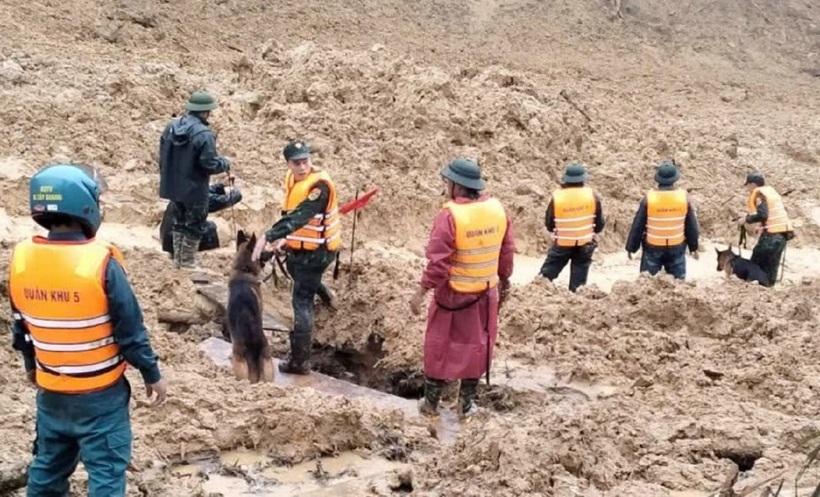 Chó nghiệp vụ tiếp cận hiện trường sạt lở