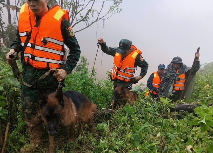 Quân khu 5 còn triển khai máy flycam để khảo sát từ trên cao, khoanh vùng tìm kiếm, giúp rút ngắn thời gian cứu hộ.