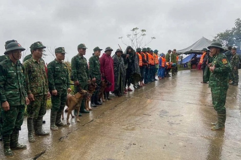 Tại hiện trường sạt lở núi, địa hình hiểm trở, nhiều bùn nhão khiến việc tiếp cận gặp rất nhiều khó khăn. Đại tá Đỗ Xuân Hùng đã đi khảo sát các điểm sạt lở, nghe báo cáo nhanh từ các đơn vị tham gia và đưa ra phương án tìm kiếm cụ thể.