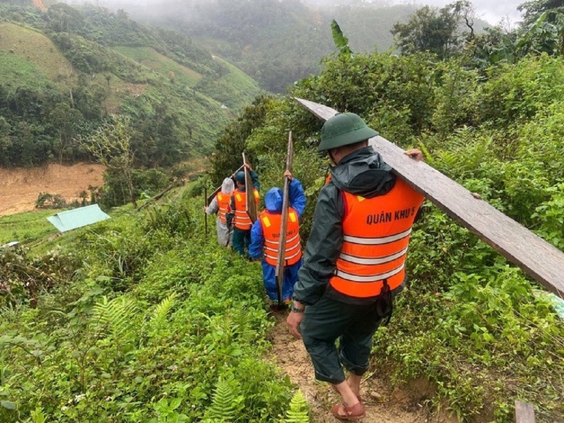 Cả trăm cán bộ, chiến sĩ từ các đơn vị thuộc Quân khu 5 cùng lực lượng công an, dân quân tự vệ địa phương được huy động.