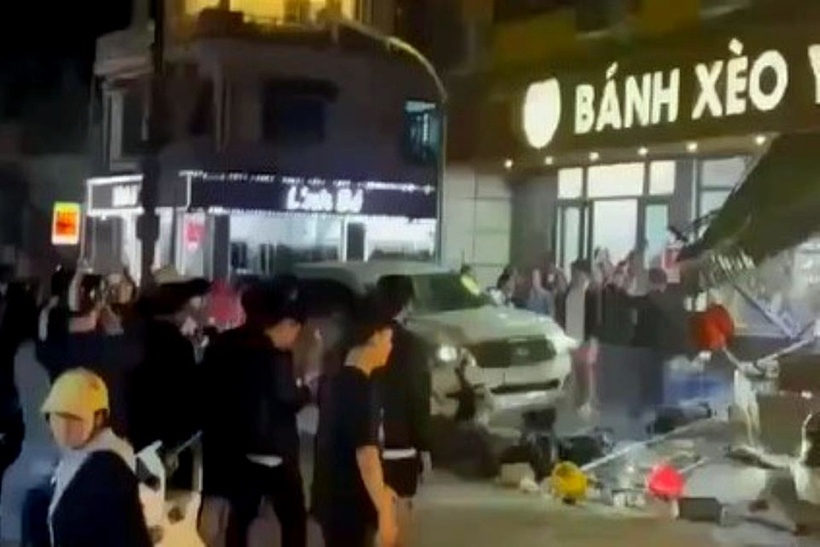 Ô tô lao vào khu vực quán ăn, nhiều người có mặt tại hiện trường hoảng loạn lao ra bên ngoài. Ảnh: PLO.