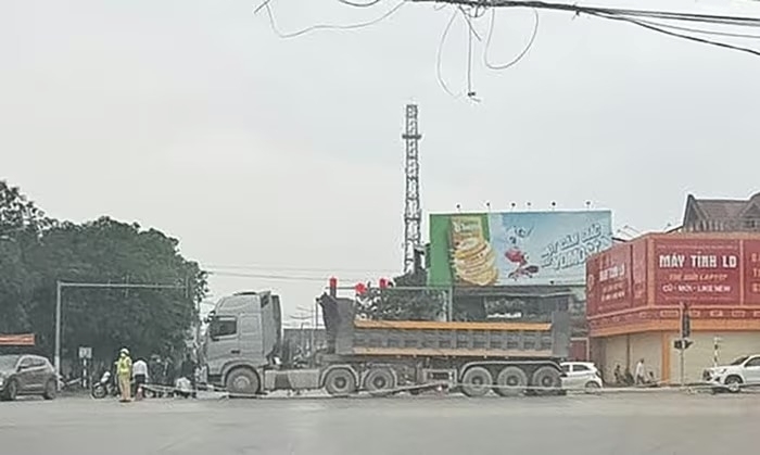 Hiện trường vụ tai nạn giữa xe tải Howo với xe đạp điện tại địa phận xã Đô Lương, tỉnh Nghệ An khiến cụ bà tử vong thương tâm. Ảnh: Lao động