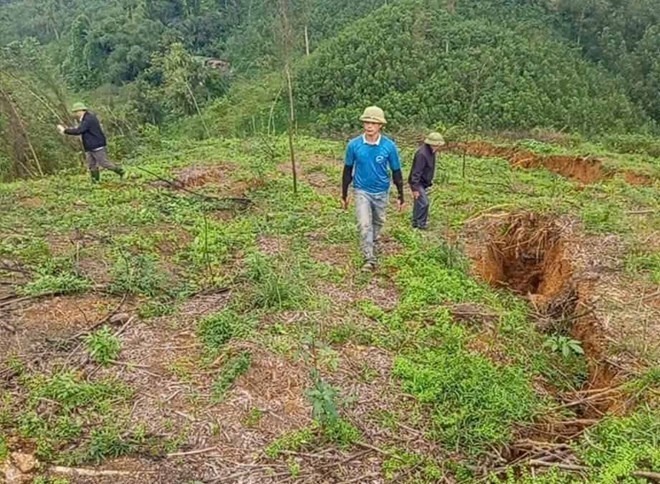 Vết nứt dài khoảng 150m, đã bị sụt lún 80cm, có nơi bị sụt tới 1m. Ảnh: Lao động