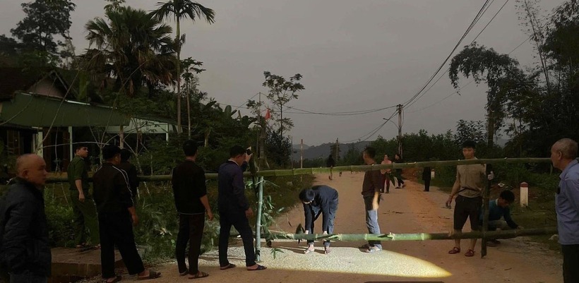 Chính quyền lập rào chắn cấm đường phía dưới ngọn đồi bị nứt. Ảnh: Tiền Phong