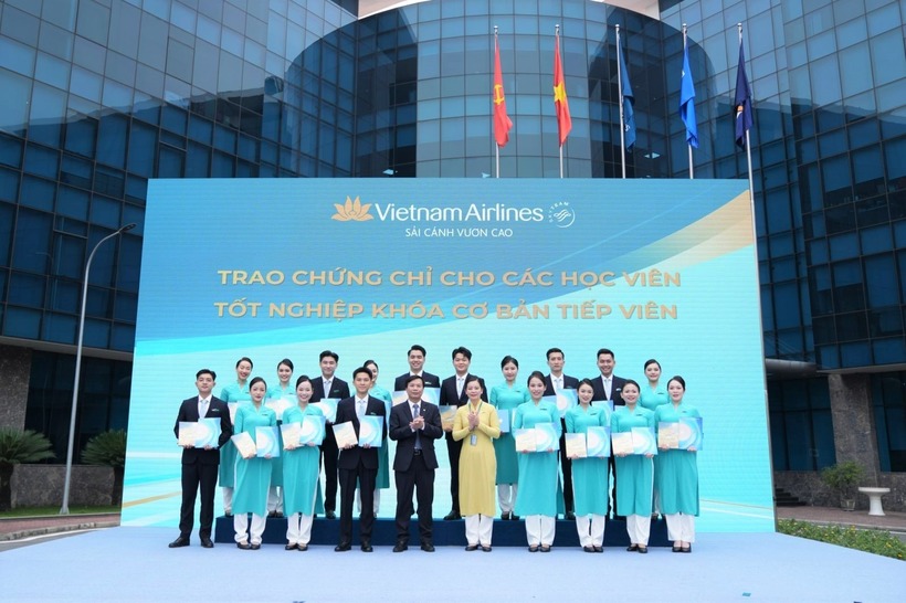 Khoảnh khắc trao chứng chỉ tốt nghiệp khóa tiếp viên cơ bản là một điểm nhấn trong chương trình của Ngày hội, thể hiện nỗ lực của Vietnam Airlines trong đào tạo nguồn nhân lực chất lượng cao. Niềm tự hào hiện rõ trên gương mặt các học viên bởi đây&nbsp; là dấu mốc quan trọng ghi nhận sự cố gắng và nỗ lực của họ, mở ra bước khởi đầu đầy ý nghĩa cho hành trình nghề nghiệp trong ngành hàng không.