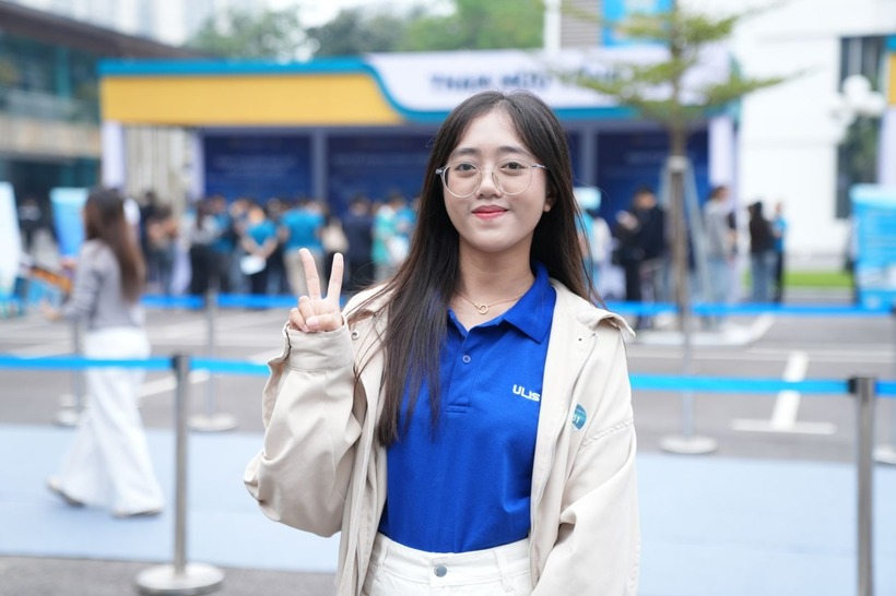 Gần 25 đơn vị thành viên cùng hội tụ, giới thiệu bức tranh toàn diện về 8 nhóm nghề nghiệp từ khai thác bay, tiếp viên, kỹ thuật đến thương mại, dịch vụ, mở ra cánh cửa cho hàng trăm vị trí việc làm khác nhau. Bạn Ngọc Huyền, sinh viên năm tư Trường Đại học Ngoại ngữ – Đại học Quốc gia Hà Nội, chia sẻ: “Em thật sự ấn tượng với quy mô chương trình và sự đa dạng của các lĩnh vực nghề nghiệp được giới thiệu hôm nay. Ngày hội giúp em hiểu rõ hơn những tiêu chuẩn và yêu cầu của Vietnam Airlines và càng tìm hiểu em càng thấy mình sẵn sàng nỗ lực nhiều hơn để trở thành cán bộ nhân viên Vietnam Airlines trong tương lai gần.”