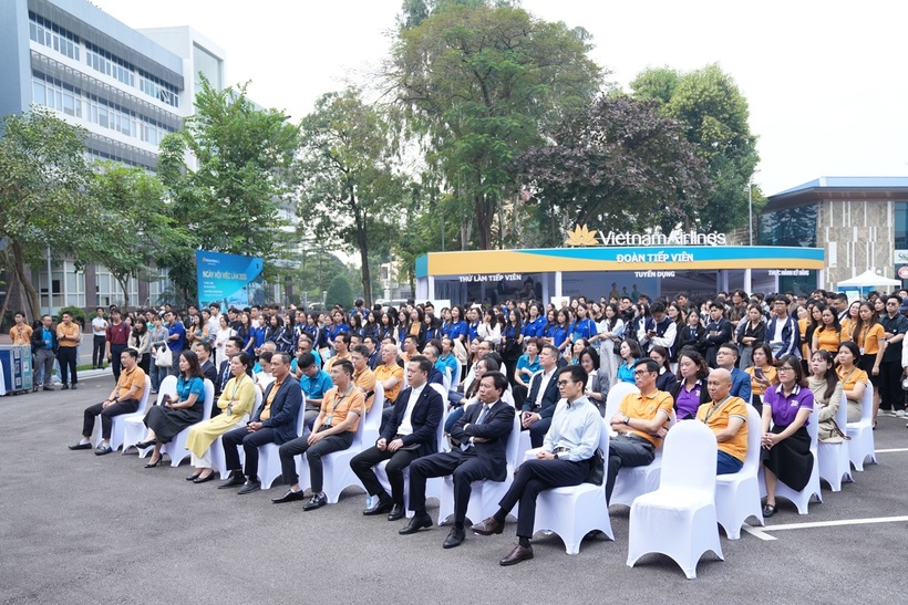 Rất đông bạn trẻ ghé thăm các khu tương tác, tìm hiểu về quy trình vận hành và những công việc đặc trưng trong ngành hàng không. Những trải nghiệm này giúp họ cảm nhận rõ hơn môi trường làm việc và tinh thần chuyên nghiệp của các cán bộ nhân viên Vietnam Airlines.