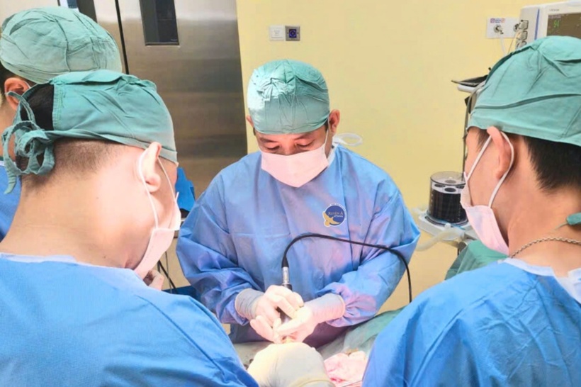Bác sĩ phẫu thuật cấp cứu cho bệnh nhân. Ảnh: Vnexpress.