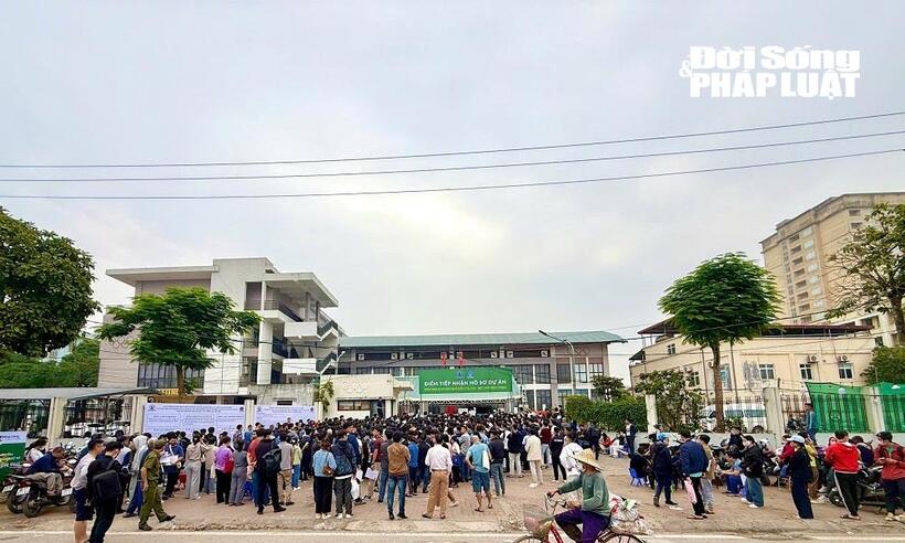 Cận cảnh dòng người chen chúc tại dự án CT3 Kim Chung, nỗ lực tìm cơ hội sở hữu nhà ở xã hội.