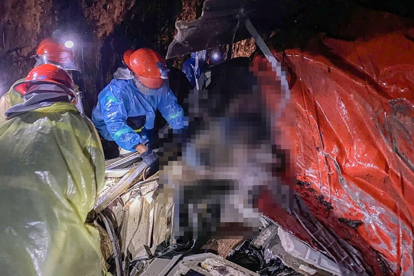 Mưa lớn khiến hai đầu đèo sạt lở trên đoạn dài gần 4 km. Lực lượng cứu hộ mất hơn hai giờ mở đường tiếp cận hiện trường. Cảnh sát PCCC huy động hai xe chuyên dụng, gần 20 cán bộ chiến sĩ đào bới đưa nạn nhân ra ngoài. (Ảnh: VnExpress)
