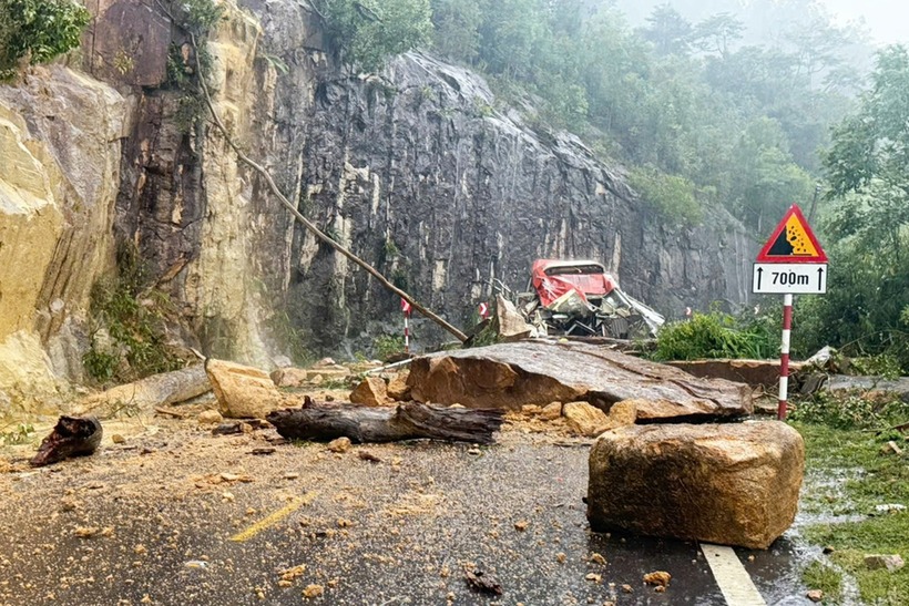 Giám đốc Bệnh viện Đa khoa Khánh Hòa Lê Vũ Chương cho biết trên VnExpress, ba ca nặng đã được phẫu thuật; 16 người còn lại bị chấn thương ở đầu, chân tay, không nguy hiểm đến tính mạng. (Ảnh: Dân trí)