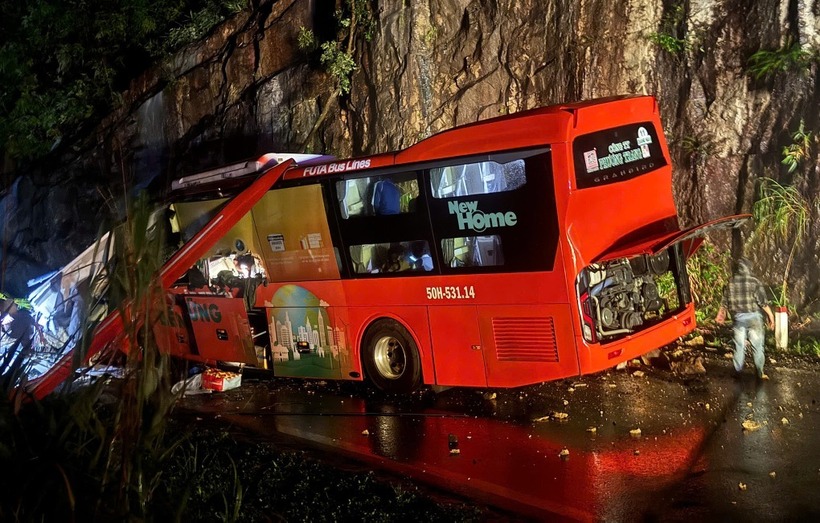 Đại diện Công ty Phương Trang cho biết trên VnExpress, hệ thống định vị ghi nhận tai nạn lúc 21h39 ngày 16/11. Xe khách bị nạn loại 34 phòng riêng (xe limousine), chạy tuyến Đà Lạt – Quảng Ngãi. Hai tài xế và phụ xe đều bị thương, trong đó một người chấn thương nặng. Số khách an toàn đã được đưa về bến của nhà xe ở Nha Trang. (Ảnh: VnExpress)