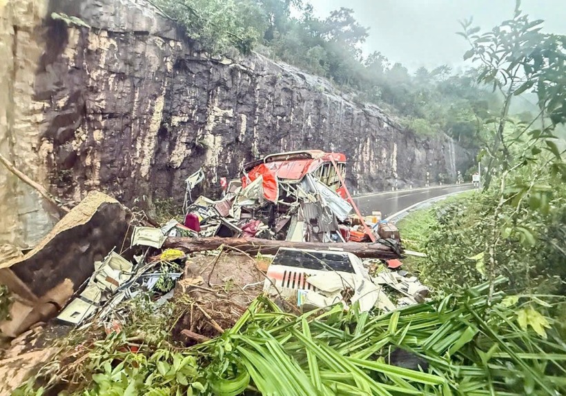 Theo Chủ tịch UBND xã Nam Khánh Vĩnh, quốc lộ 27C đoạn qua đèo Khánh Lê đang bị tắc nghẽn. Các phương tiện di chuyển từ tỉnh Khánh Hòa đi tỉnh Lâm Đồng và ngược lại nên lựa chọn tuyến đường khác. (Ảnh: VnExpress)