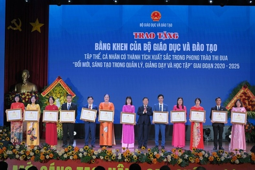 Những cá nhân, tập thể được khen thưởng gương điển hình tiên tiến