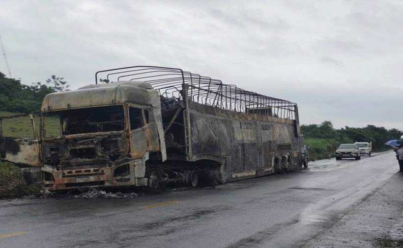 Chiếc xe tải cháy trơ khung. (Ảnh: Người lao động)