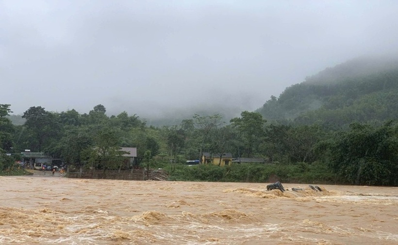 Xe đầu kéo bị nước lũ cuốn trôi khi vượt qua ngầm tràn La Lay. (Ảnh: Người lao động)