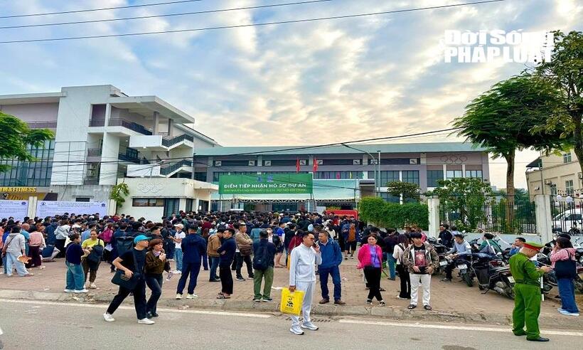 Tại cổng Trung tâm Văn hóa - Thông tin và Thể thao xã Thiên Lộc, hàng nghìn người dân đã đổ về điểm nộp hồ sơ khiến khu vực trở nên ồn ào, náo nhiệt, đầy cảm xúc.