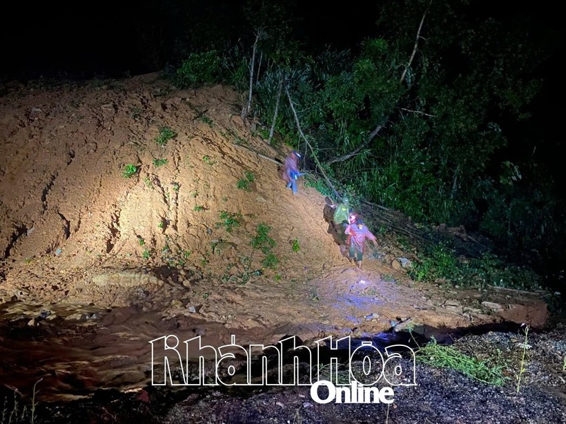 Lực lượng chức năng phải băng núi để đến hiện trường vụ tai nạn, đưa nạn nhân đi cấp cứu. (Ảnh: Báo Khánh Hòa)