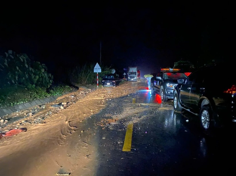 Lực lượng chức năng gặp khó khăn trong cứu nạn vì sạt lở và mưa. (Ảnh: VietnamNet)