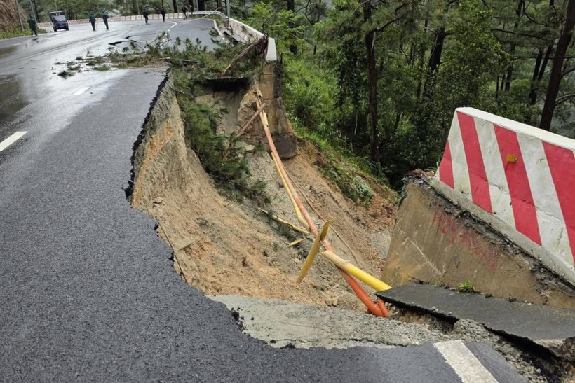 Sạt lở khiến mặt đường trên đèo Prenn bị trôi xuống vực. Ảnh: Vietnamnet