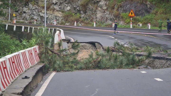 Mặt đường đèo Prenn bị sạt lở rộng và sâu.Ảnh: VTC News