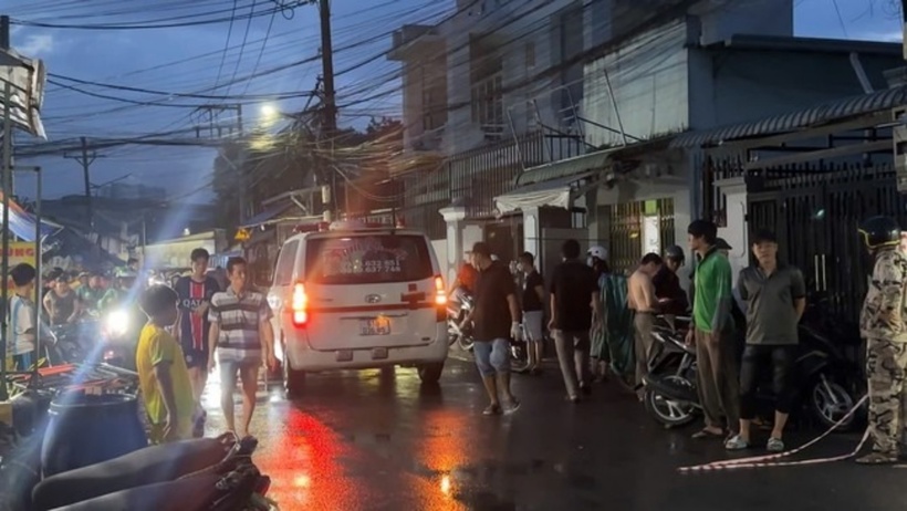 Hai người bị thương có quan hệ họ hàng. Ảnh: Người Lao Động.